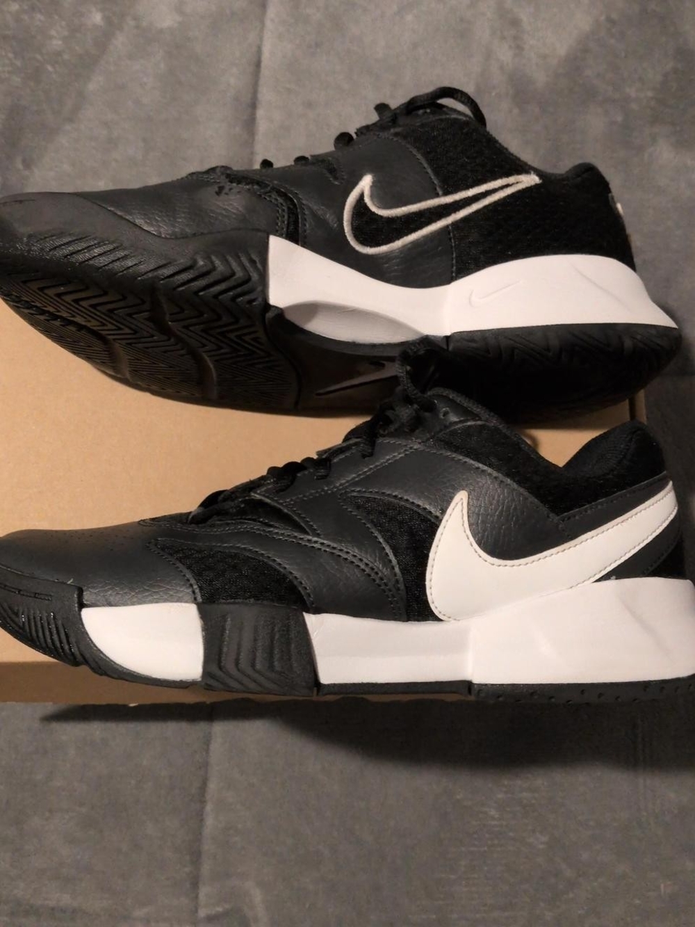 Nike Men’s Black and White Low-Top Sneakers